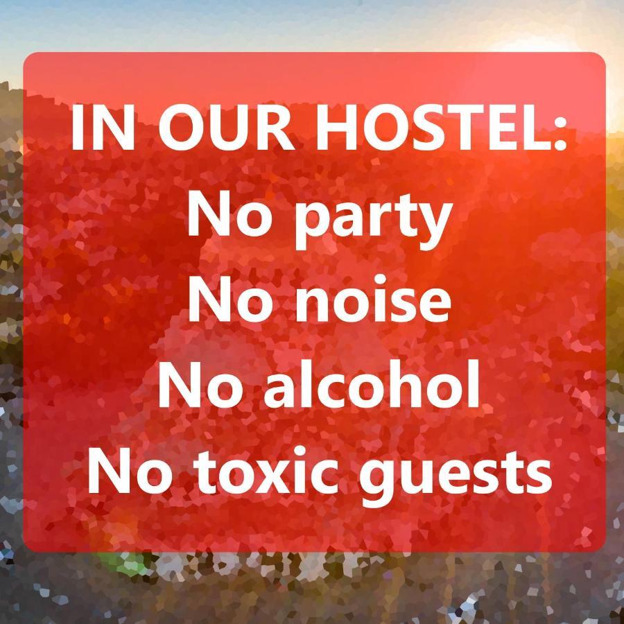 "No Party & Many Rules" Hostel N1 โซเฟีย ภายนอก รูปภาพ